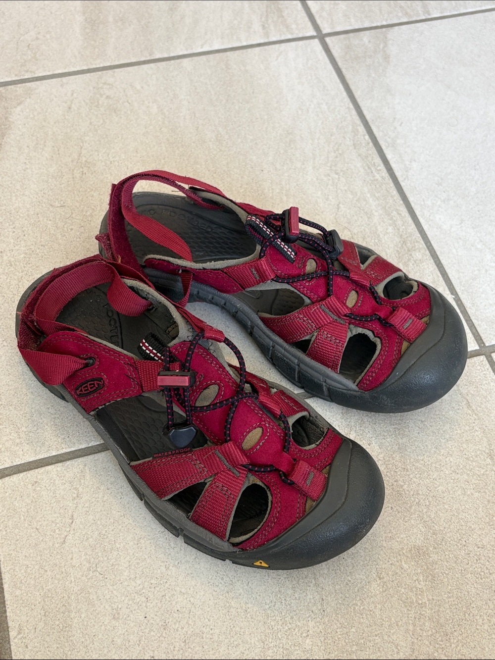 Keen Sandals Size 7 Women’s in Red Burgundy Colour